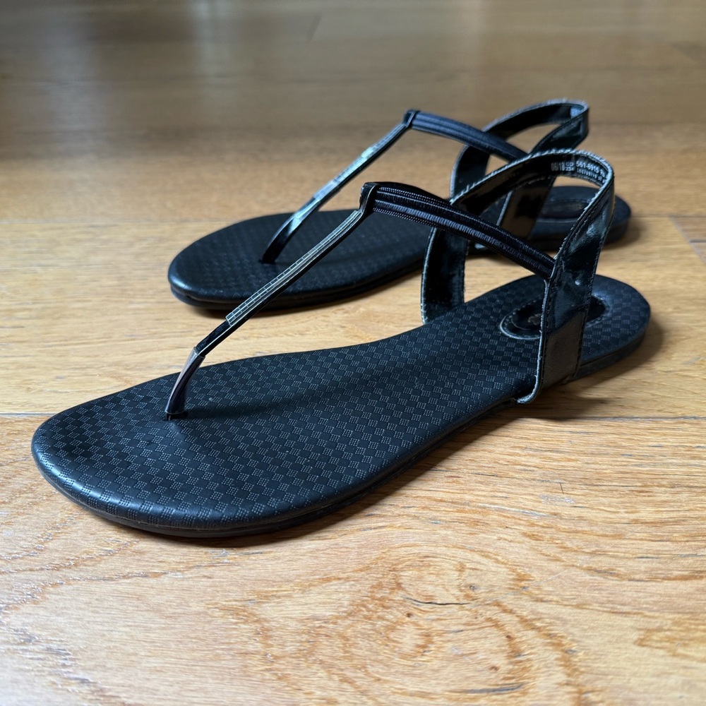 Women’s Black Flat Sandals – Size: US Women’s 7